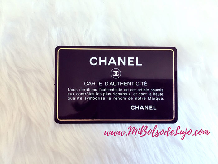 Tarjeta de autenticidad del bolso chanel clásico 