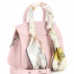 bolso alexander mcqueen rosa con pañueño de seda