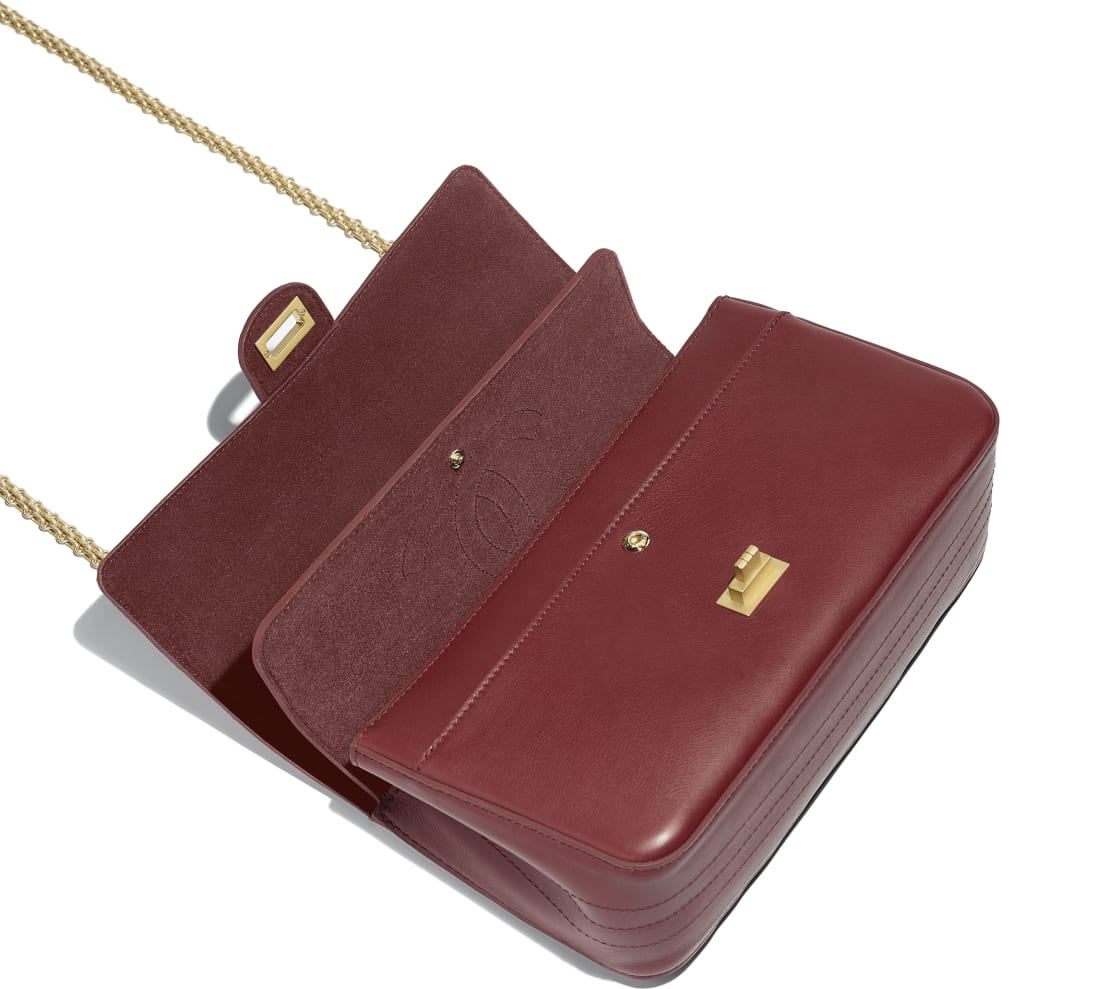 Chanel 2.55 cuero liso burdeos interior