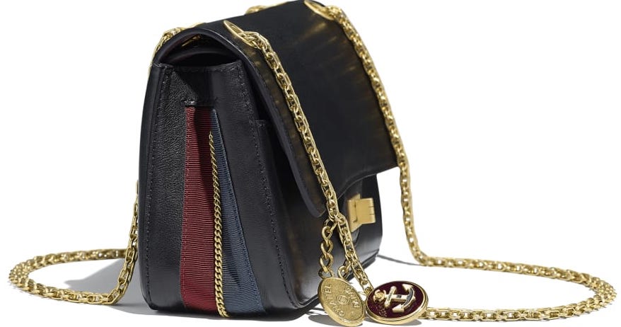 Chanel 2.55 cuero liso negro lado