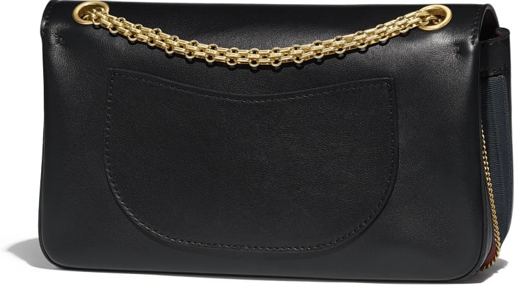 Chanel 2.55 cuero liso negro parte trasera