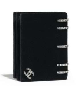 cartera en terciopelo negro