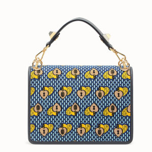 Bolso azul Ken I con corazones de Fendi.