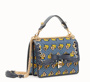 Bolso azul Ken I con corazones de Fendi.