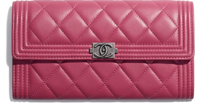cartera chanel boy con solapa rosa
