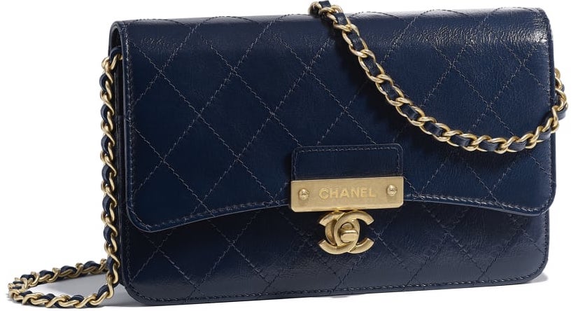 cartera con cadena chanel azul marino
