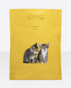 Bolso-balenciaga-de-plastico-puppy-and-kitten-amarillo