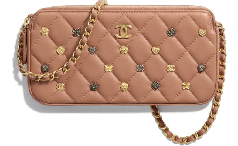 Chanel-bolso-con-cadena-charms-18k-beige