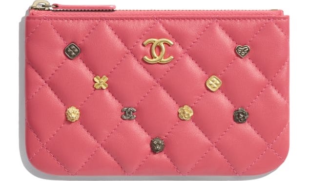 Pequeña cartera Chanel rosa con charms de 18k