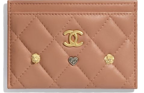 Tarjetero Chanel beige con charms de 18k