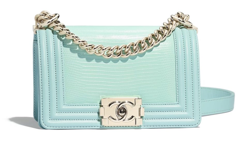 Bolso-boy-chanel-en-piel-de lagarto-azul-claro