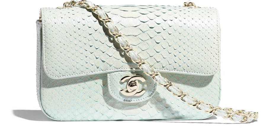 Bolso mini chanel con solapa hecho de piel de pitón verde