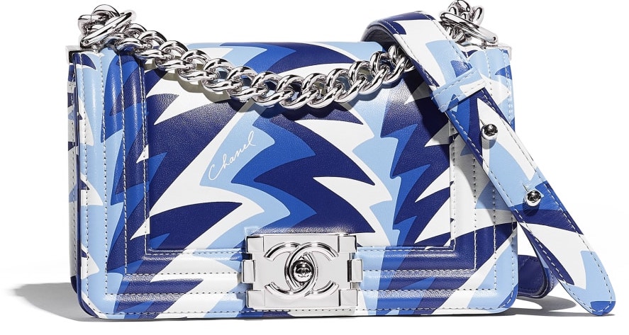 le boy chanel con estamado azul y blanco