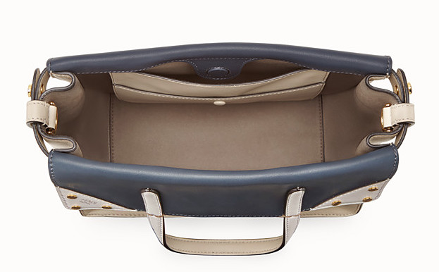 Bolso Flip de Fendi beige y azul-interior