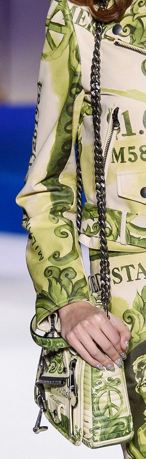 Moschino-rtw-invierno-2019