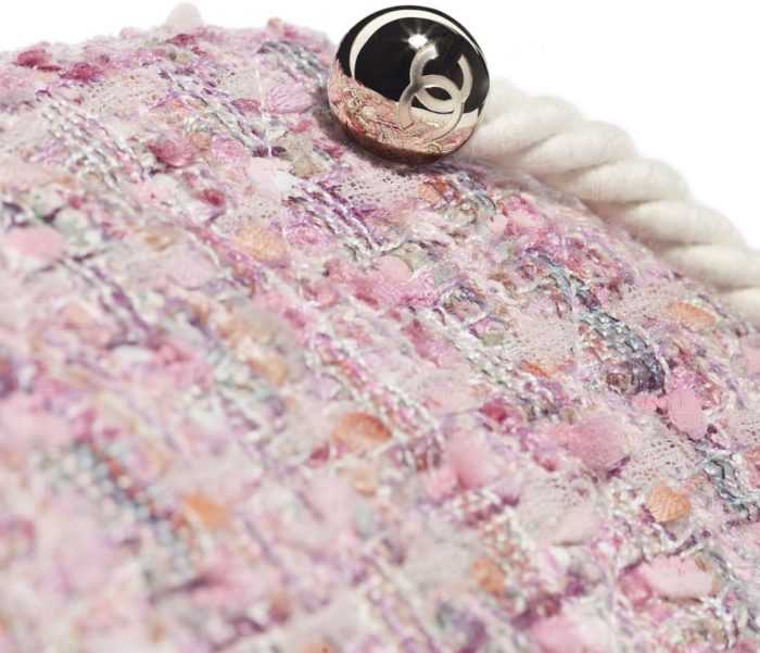 Sac-à Rabat-con-perlas-de-Chanel-rosa-detalles