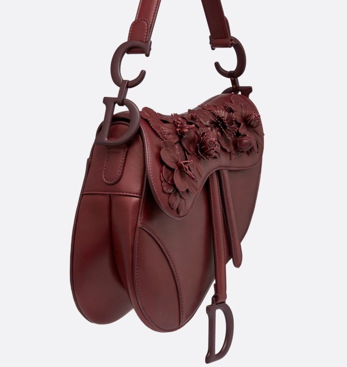 Bolso-Dior-saddle-bordado-con-flores-burdeos-