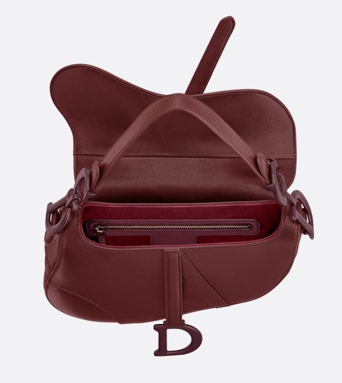 Bolso-Dior-saddle-bordado-con-flores-burdeos