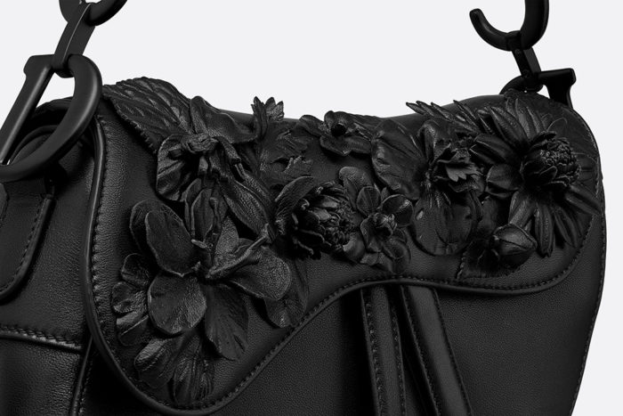 Dior-bordado-con-flores-negro-detalles