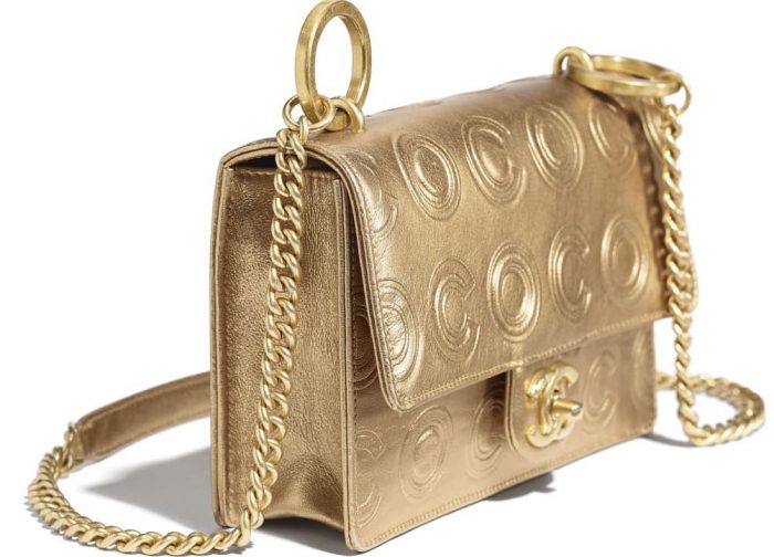 Bolso-Chanel-dorado-con-salopa-otoño-invierno-2019