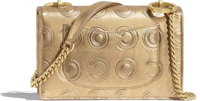 Bolso-Chanel-dorado-con-salopa-parte-trasera