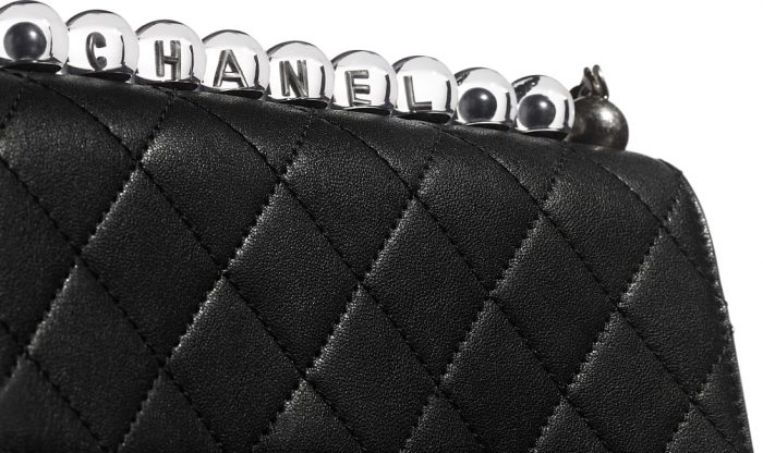 Bolso-Chanel-perlas-acrilicas-colección-verano-2020-detalles