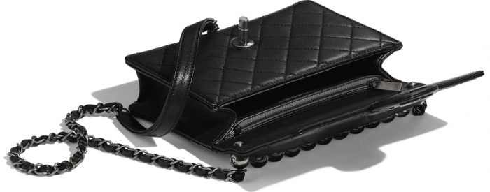 Bolso-Chanel-perlas-acrilicas-colección-verano-2020-interior