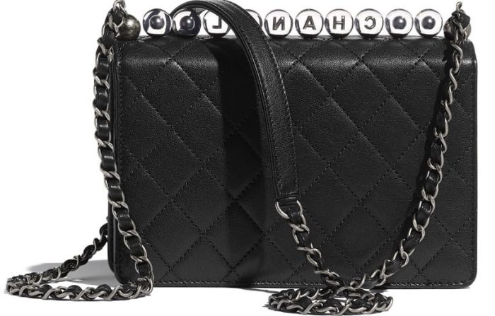 Bolso-Chanel-perlas-acrilicas-colección-verano-2020-parte-trasera