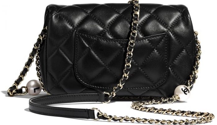 Bolso-chanel-negro-perlas-fantasia-parte-trasera