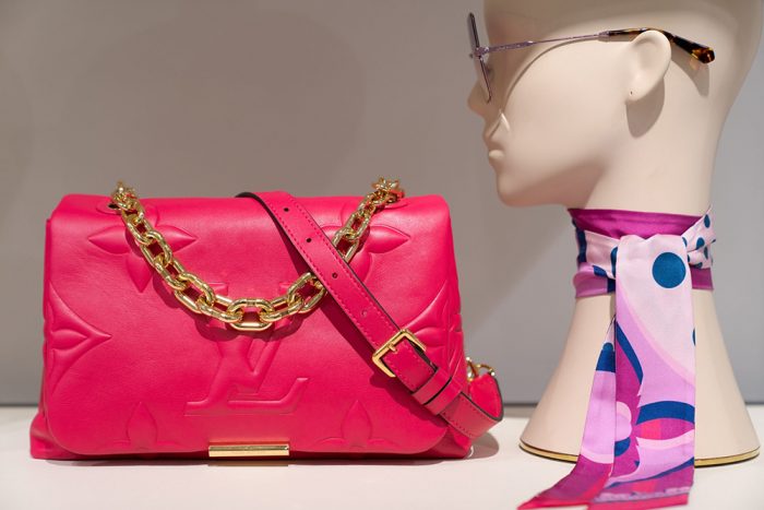 Louis-Vuitton-Bolso-Fuchsia-crucero-2021