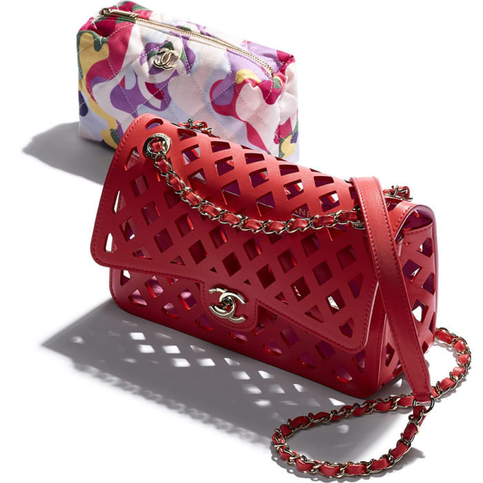 Bolso clásico Chanel con piel perforada rojo