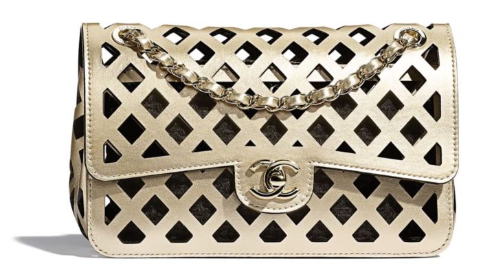 Bolso clásico Chanel dorado con piel perforada