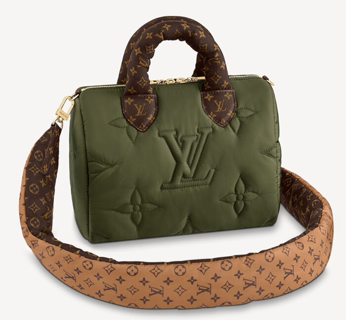 Sobran motivos (y looks) para querer los nuevos bolsos LV Pillow