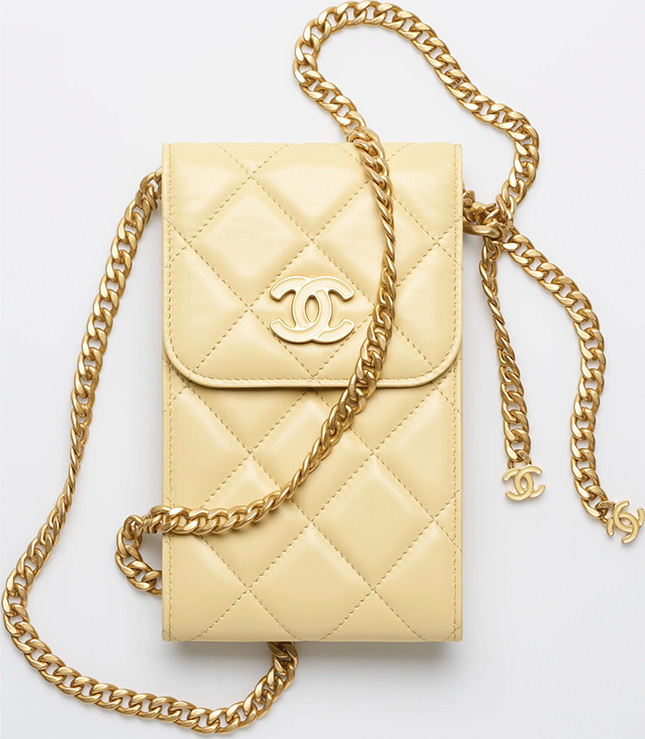 Chanel-funda-telefono-con-correa-amarillo-primavera-verano-2022