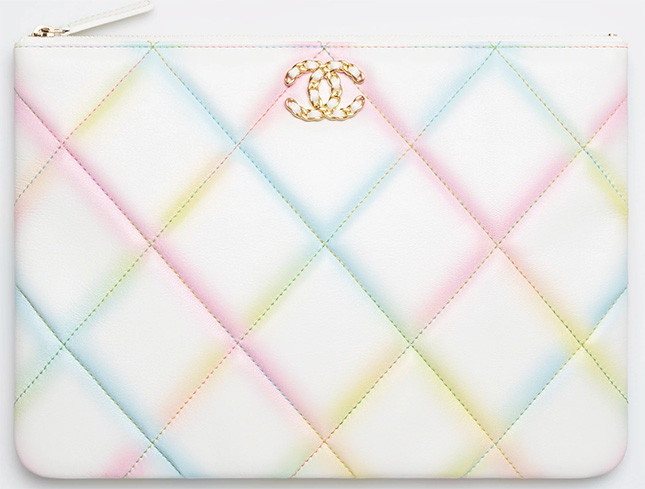 Chanel-sobre-blanco-azul-amarillo-rosa-primavera-verano-2022.