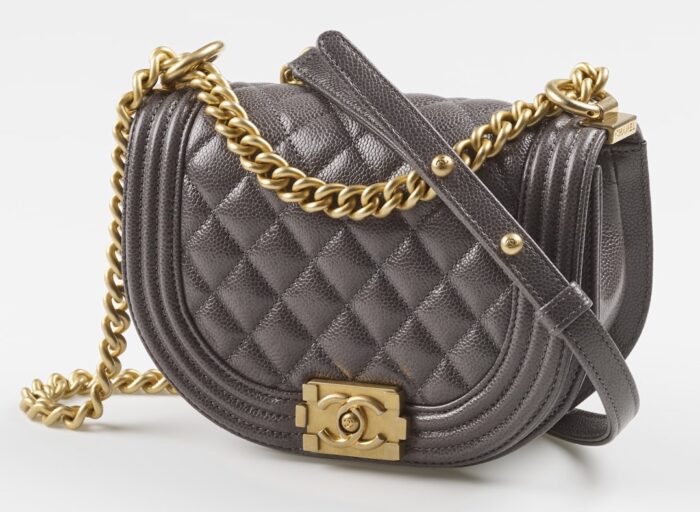 Bolso-gris-Boy-Messenger-de-Chanel